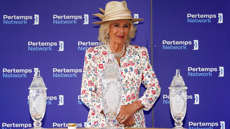 Alle Hände voll zu tun hat die britische Königin bei der Rennserie in York: Trophäen verteilen, Plaketten enthüllen, Hände schütteln. Und der Hut steht Camilla gut. (22.08.2025) 