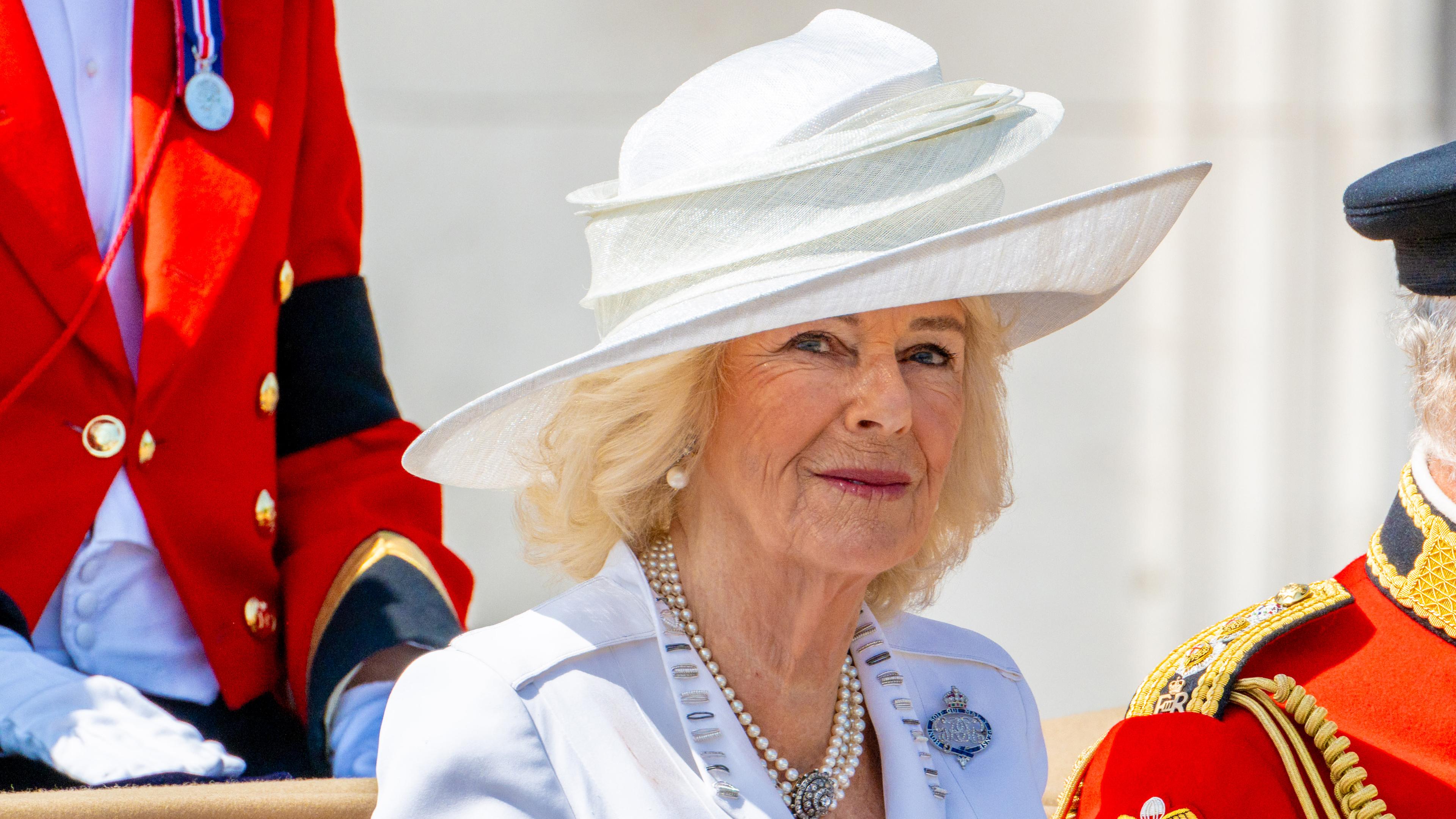 Königin Camilla sitzt in der Kutsche und lächelt