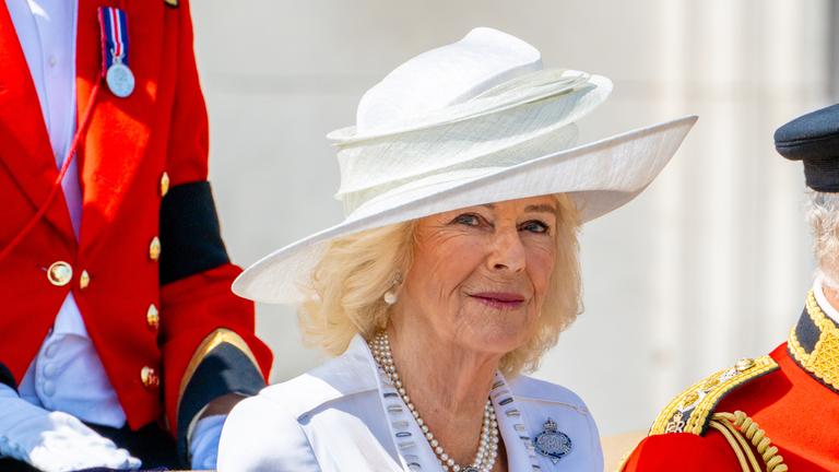 Königin Camilla sitzt in der Kutsche und lächelt