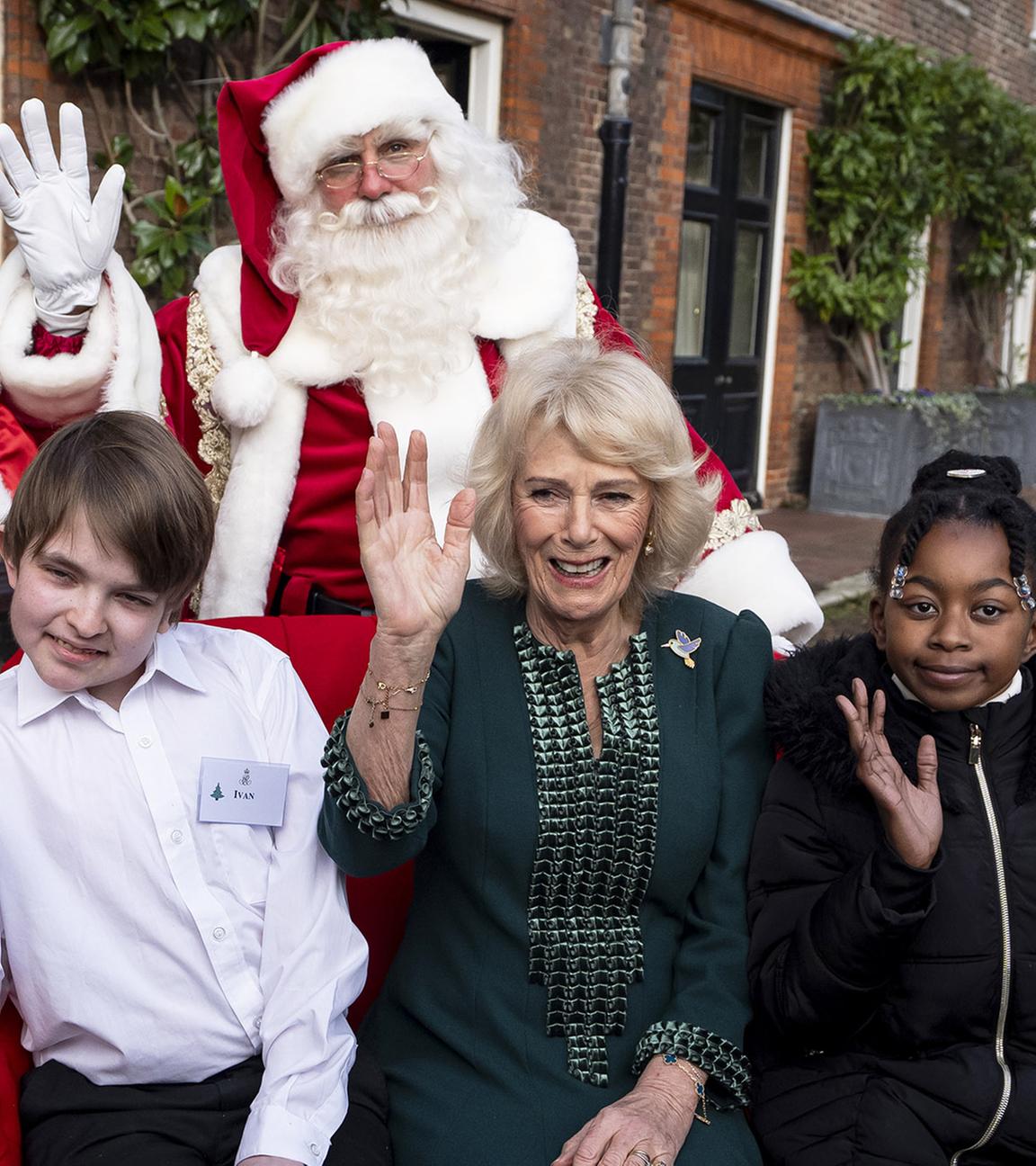 Königin Camilla feiert ein Weihnachtsfest mit Kindern und einem Santa Claus.