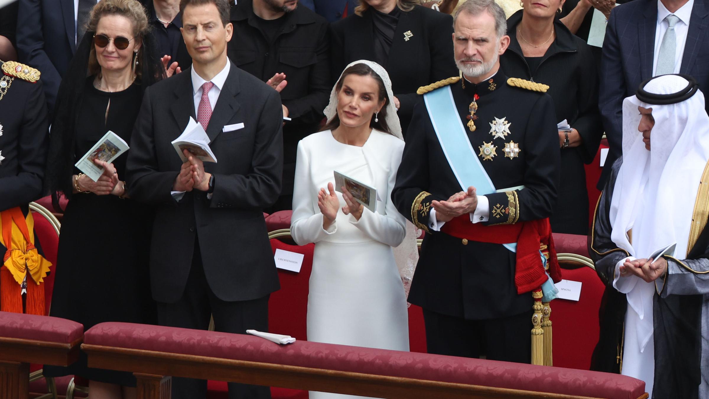 Königin Letizia von Spanien und König Felipe von Spanien während der feierlichen Amtseinführung von Papst Leo XIV am 18.05.2025.