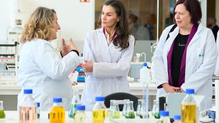 Spanische Königin Letizia besucht Labor