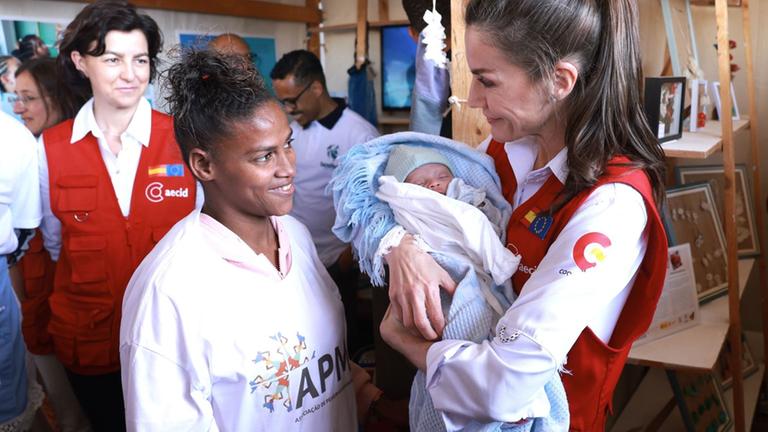 Königin Letizia besucht die Sekundarschule Regina Silva in Kap Verde