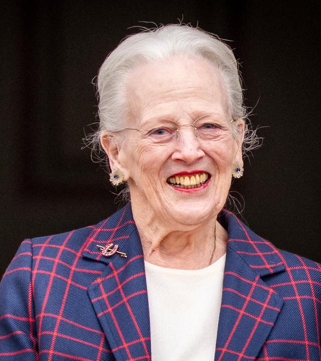 Dänemarks ehemalige Königin Margrethe lächelt an ihrem 86. Geburtstag im Innenhof von Schloss Fredensborg.