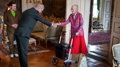 Königin Margarethe wieder zurück mit Rollator