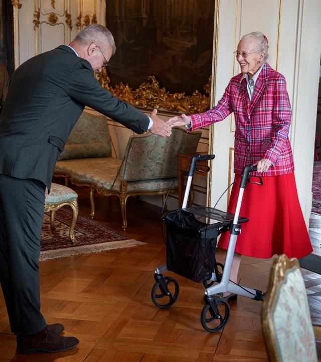 Königin Margarethe wieder zurück mit Rollator