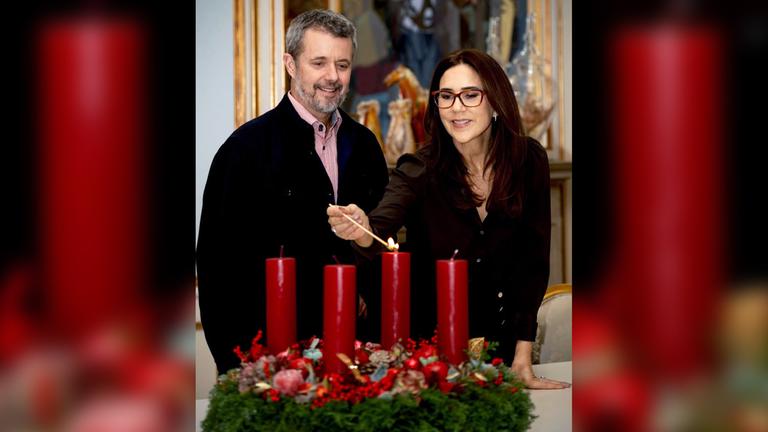 Königin Mary zündet eine Kerze an.