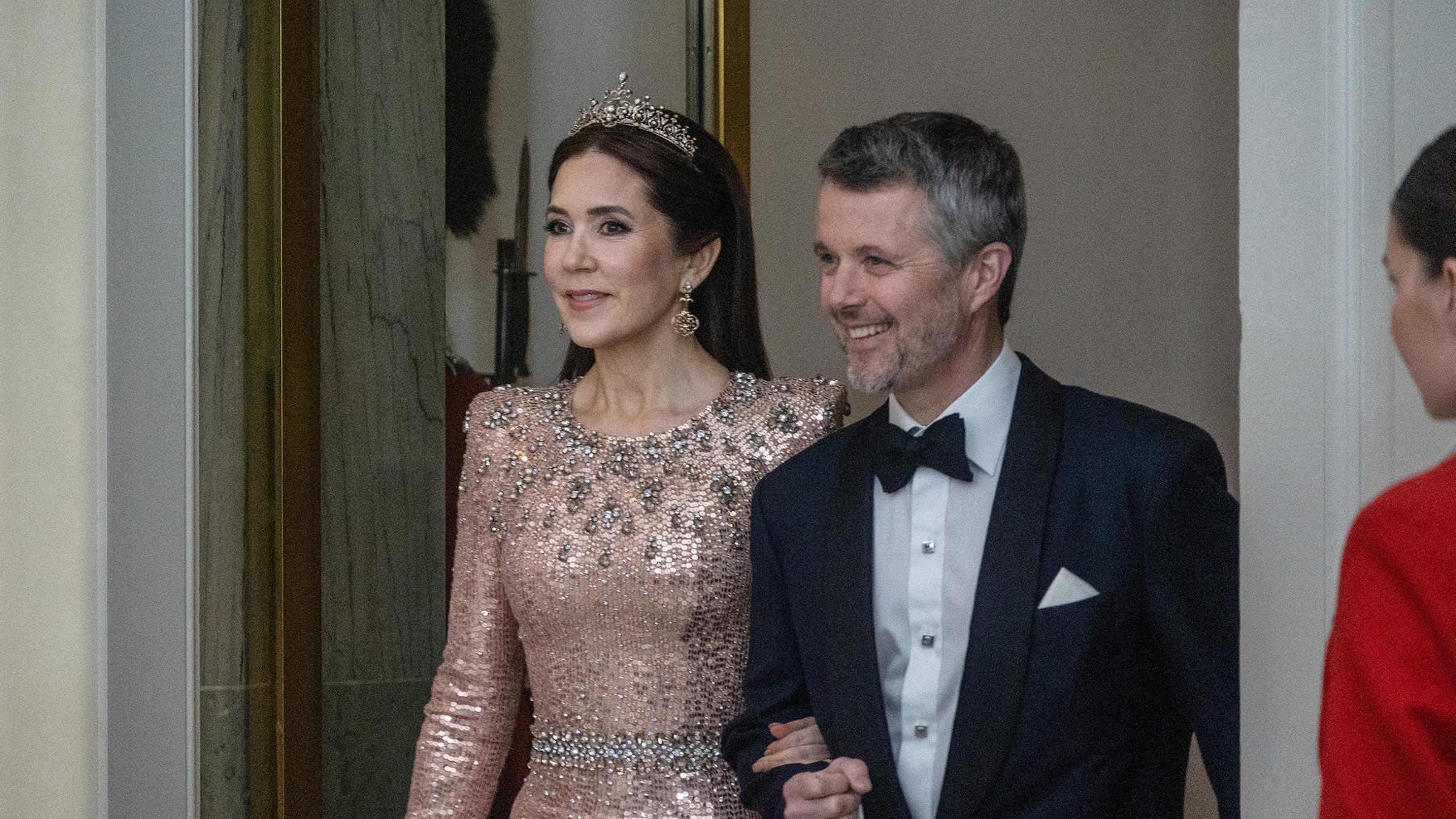 Das dänische Königspaar hatte zu einem Ball für Kunst und Kultur ins Schloss geladen. Passend dazu: Königin Marys aufwendiges Glitzerkleid, das allein schon ein Kunstwerk war. (03.03.2023)