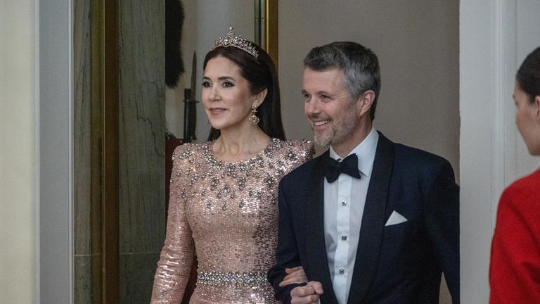 Das dänische Königspaar hatte zu einem Ball für Kunst und Kultur ins Schloss geladen. Passend dazu: Königin Marys aufwendiges Glitzerkleid, das allein schon ein Kunstwerk war. (03.03.2023)