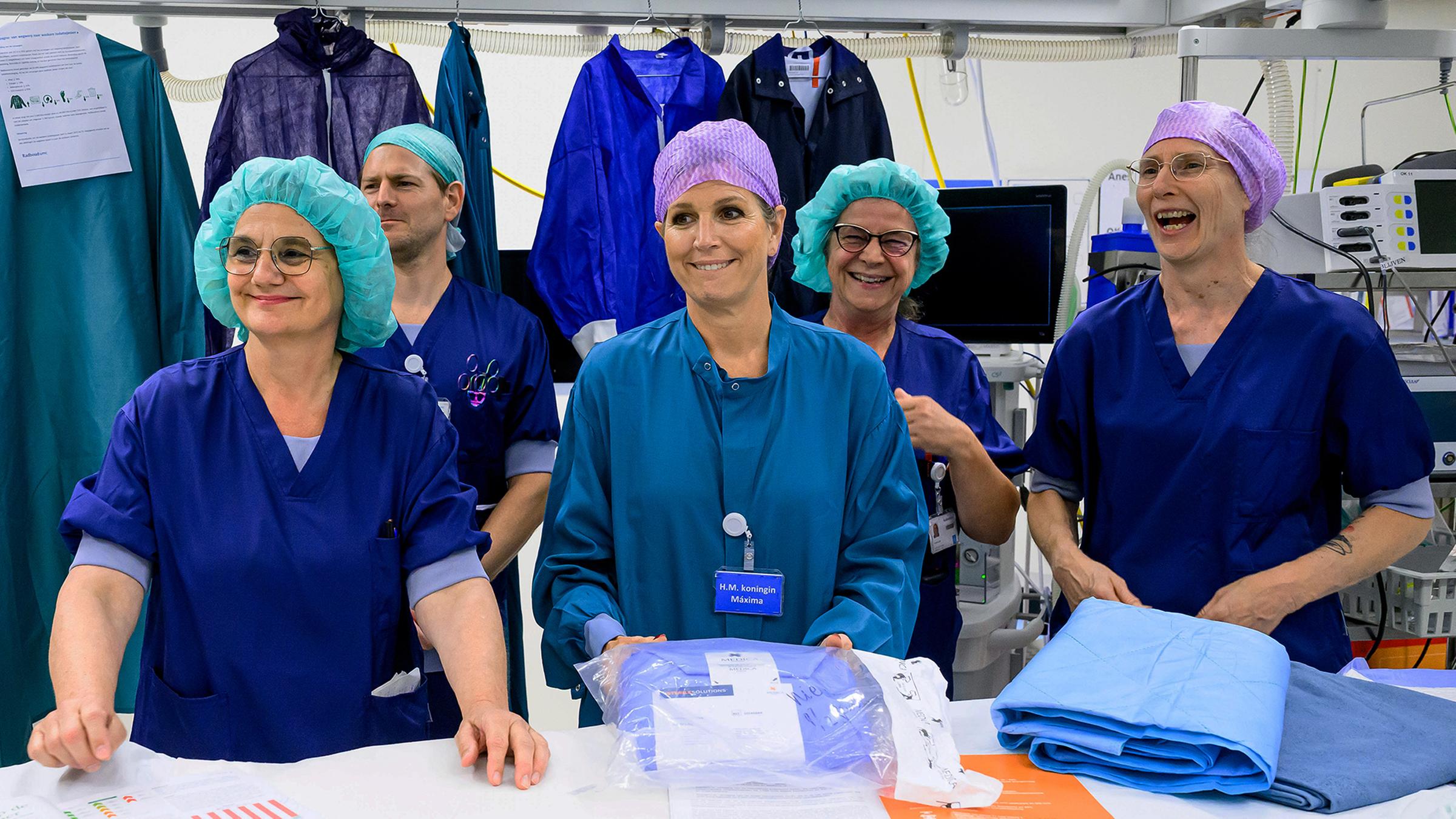 Auch in OP-Kleidung macht die niederländische Königin Maxima eine gute Figur. Sie informiert sich über nachhaltige Initiativen und Recycling innerhalb eines Krankenhauses.