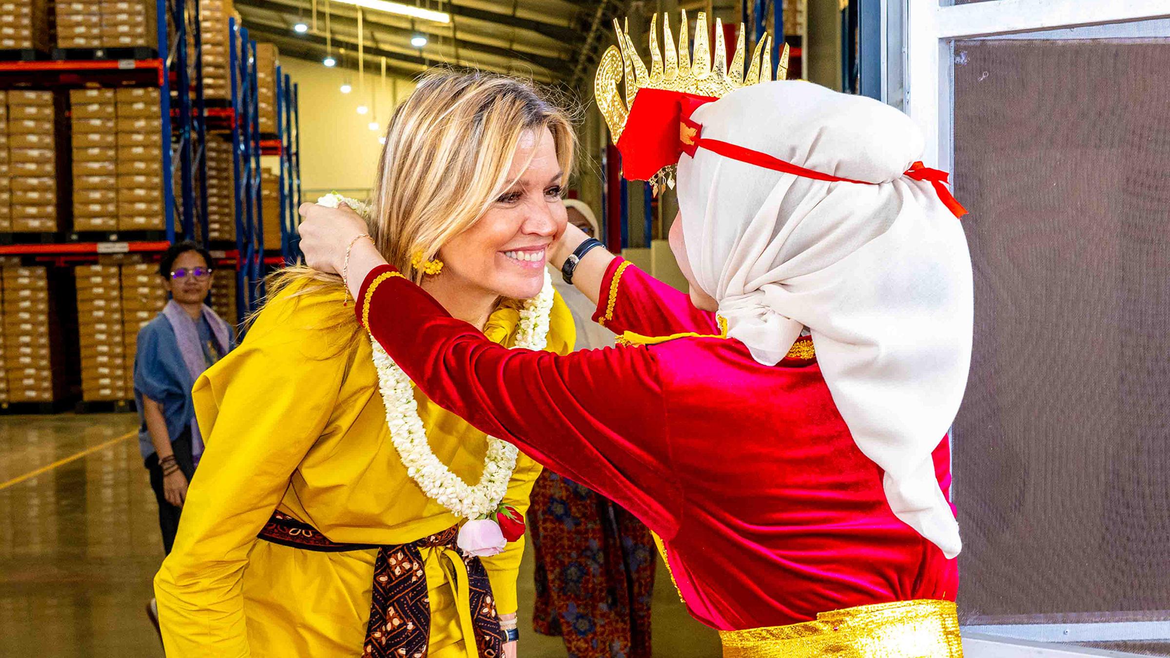 Königin Maxima bekommt eine Kette umgelegt