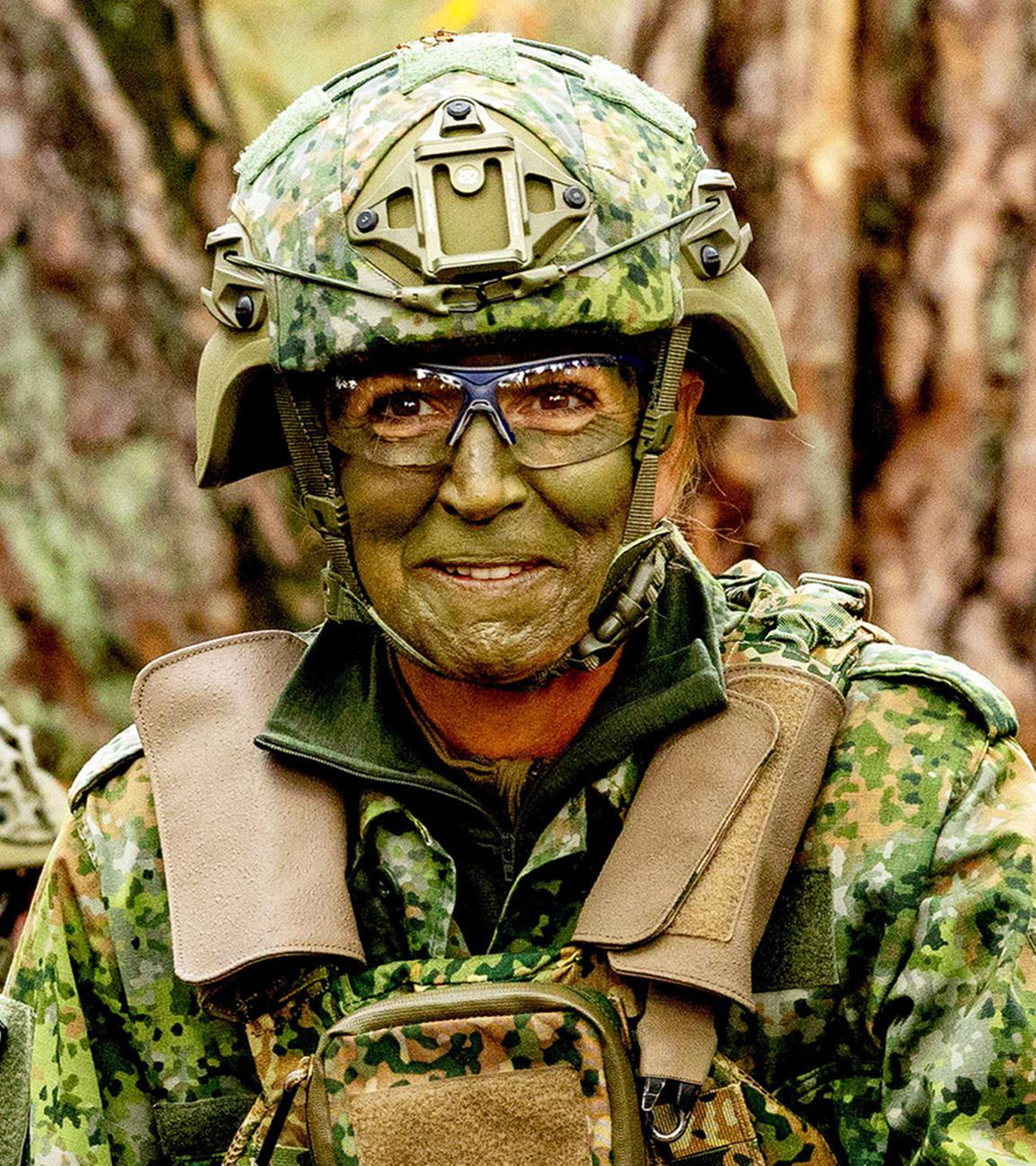 In Militäruniform und mit Gesichtstarnfarbe nahm Königin Maxima an zwei Trainingseinheiten der Militärpolizei teil. Die 54-Jährige half bei der Übung "Verletzte" zu versorgen. (29.10.2025)