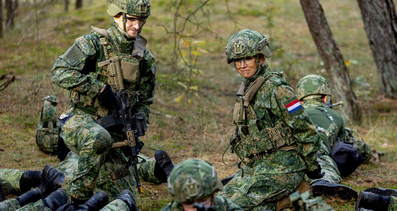 Königin Máxima besuchte ein Ausbildungszentrum in Harderwijk und beteiligte sich in voller Tarnkleidung am Training des niederländischen Militärs.