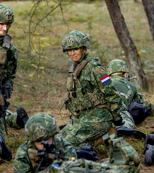 Königin Máxima besuchte ein Ausbildungszentrum in Harderwijk und beteiligte sich in voller Tarnkleidung am Training des niederländischen Militärs.