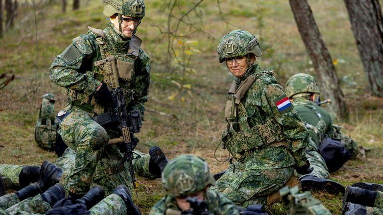 Königin Máxima besuchte ein Ausbildungszentrum in Harderwijk und beteiligte sich in voller Tarnkleidung am Training des niederländischen Militärs.