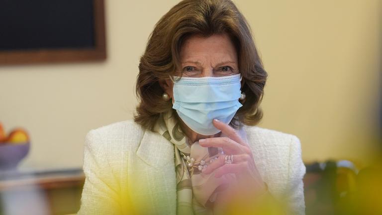 Königin Silvia zeigt sich krankheitsbedingt in einer medizinischen Maske.