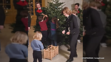 Königin Silvia beim Baum schmücken mit ihren Enkeln