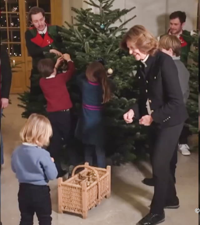 Königin Silvia beim Baum schmücken mit ihren Enkeln