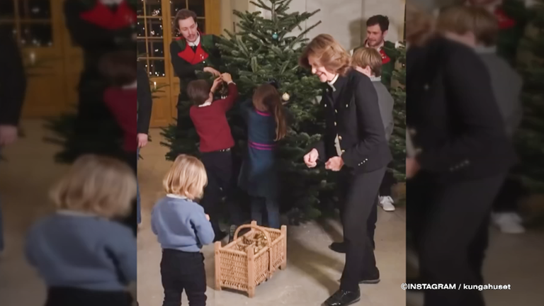 Königin Silvia beim Baum schmücken mit ihren Enkeln