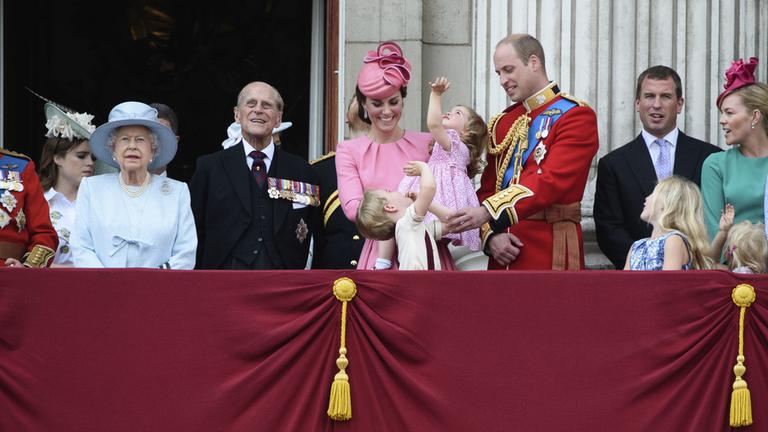 Archiv: Prinz Charles, Königin Elizabeth, Prinz Phillip, Catherine Herzogin von Cambridge, Princess Charlotte, Prince George, Prince William, Savanah Phillips und Isla Phillips bei der Militärparade 'Trooping the Colour' zu Ehren des Geburtstags der Queen auf der Prachtstraße The Mall am 17.06.2017