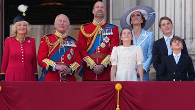 König Charles III. und Königin Camilla, Prinz William, Prinzessinn Kate, Prinzessin Charlotte, Prinz George, Prinz Louis auf dem Balkon des Buckingham-Palasts