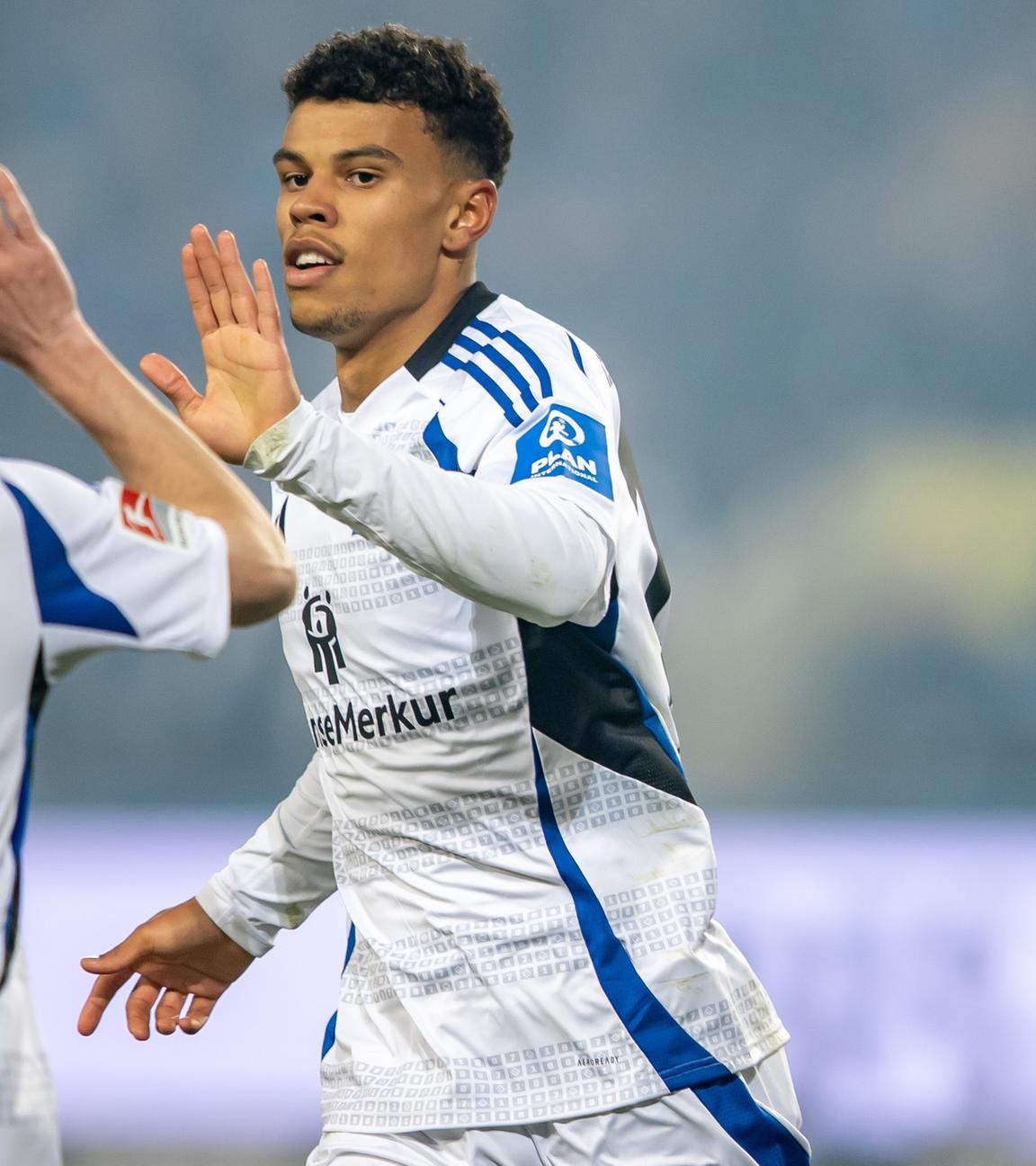 Ransford Königsdörffer von Hamburger SV klatscht sich nach seinem 3:0 Treffer mit Teamkollege Emir Sahiti (l) ab.