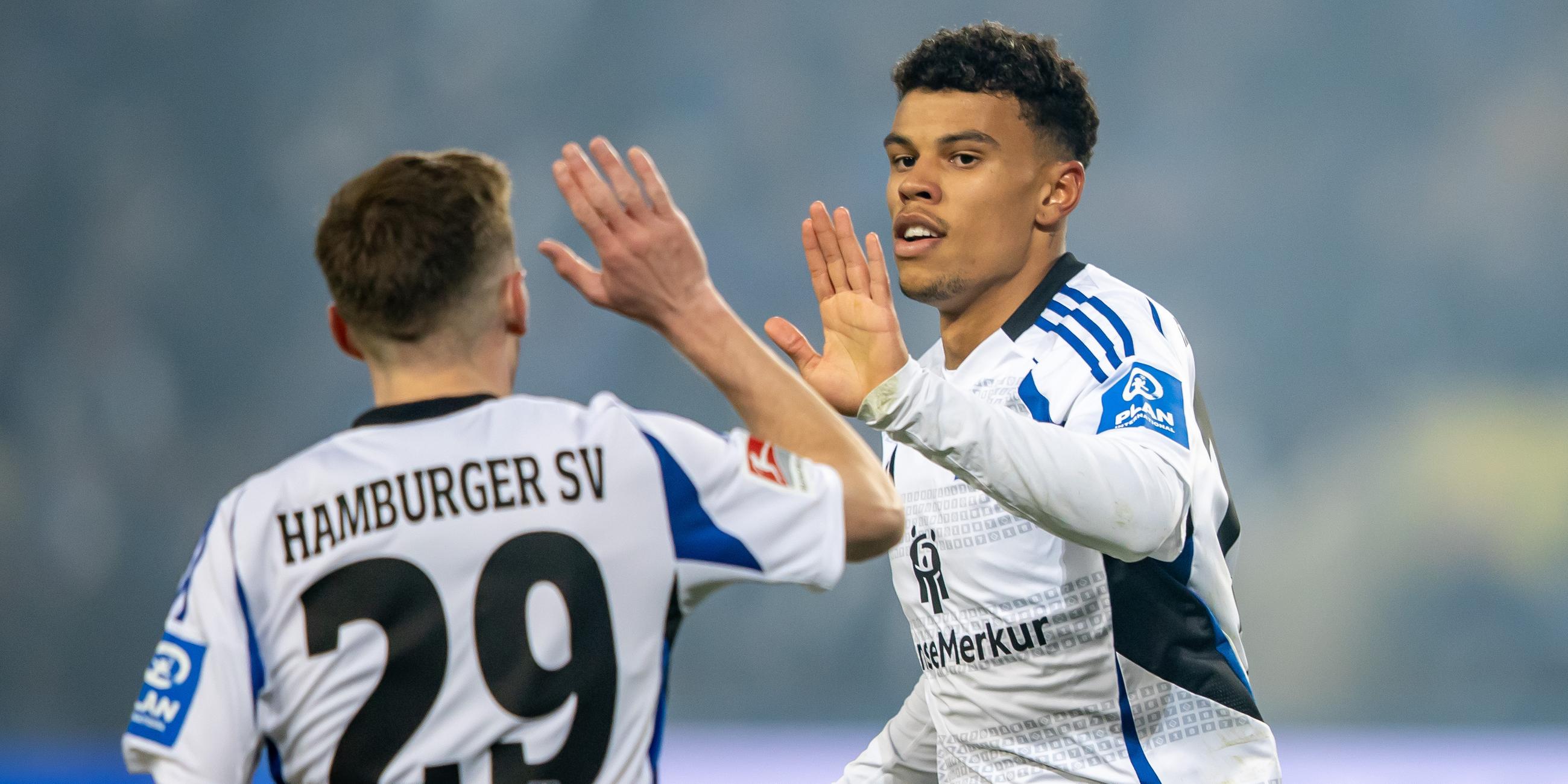 Ransford Königsdörffer von Hamburger SV klatscht sich nach seinem 3:0 Treffer mit Teamkollege Emir Sahiti (l) ab.