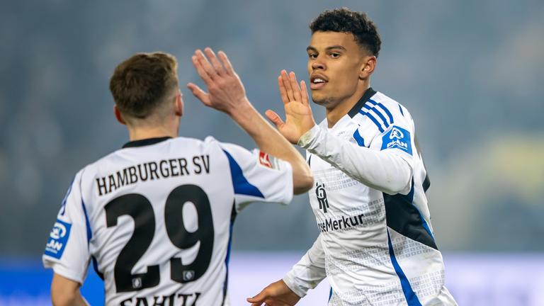 Ransford Königsdörffer von Hamburger SV klatscht sich nach seinem 3:0 Treffer mit Teamkollege Emir Sahiti (l) ab.