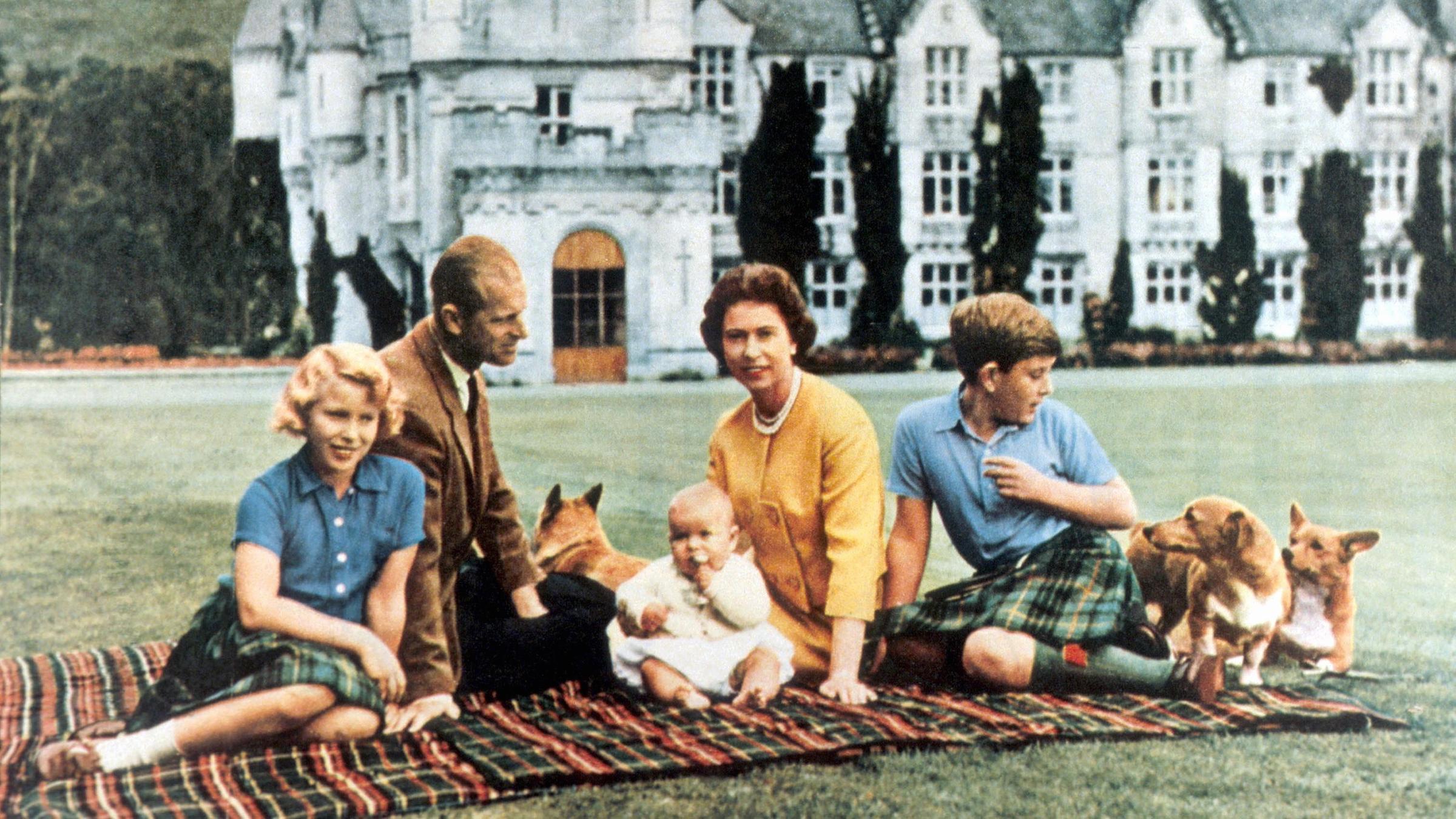 Die Britische Königsfamilie vor dem auf Schloss Balmoral am Picknicken, 1960