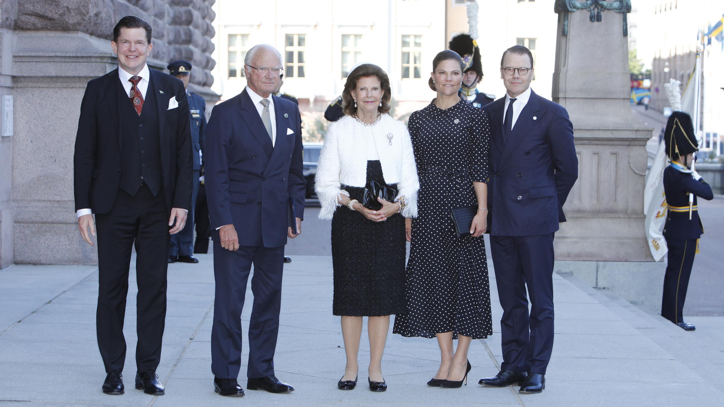 Die schwedische Königsfamilie zeigte sich elegant bei der alljährlichen Parlamentseröffnung. Nach der Zeremonie ging es zum Gottesdienst in die Domkirche in Stockholm. (10.09.2025) 