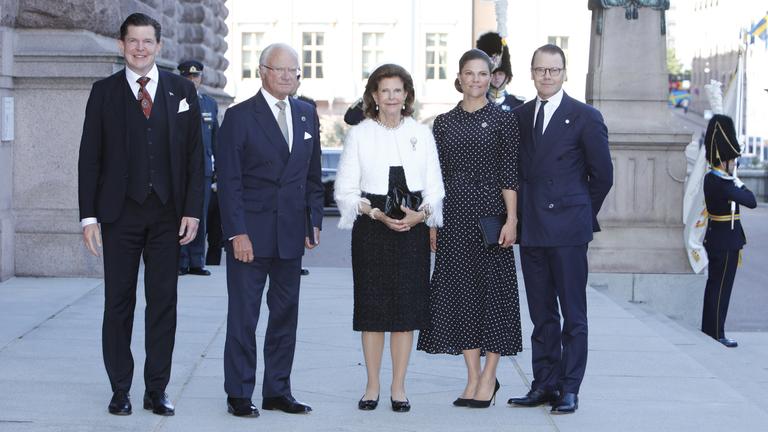 Die schwedische Königsfamilie zeigte sich elegant bei der alljährlichen Parlamentseröffnung. Nach der Zeremonie ging es zum Gottesdienst in die Domkirche in Stockholm. (10.09.2025) 