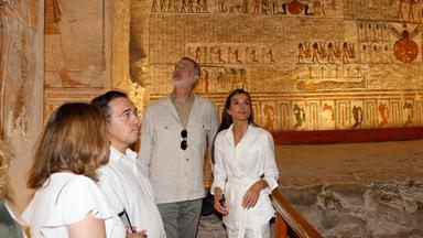 Felipe und Letizia sehen Pyramiden bei Nacht