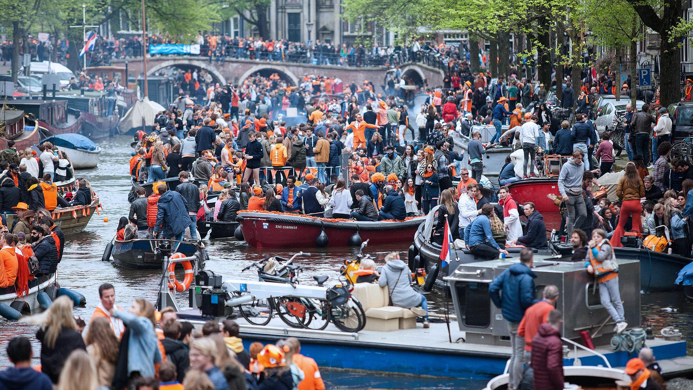 Archiv: Boote in Amsterdam zur Feier des Königstages 2018, aufgenommen am 27.04.2018