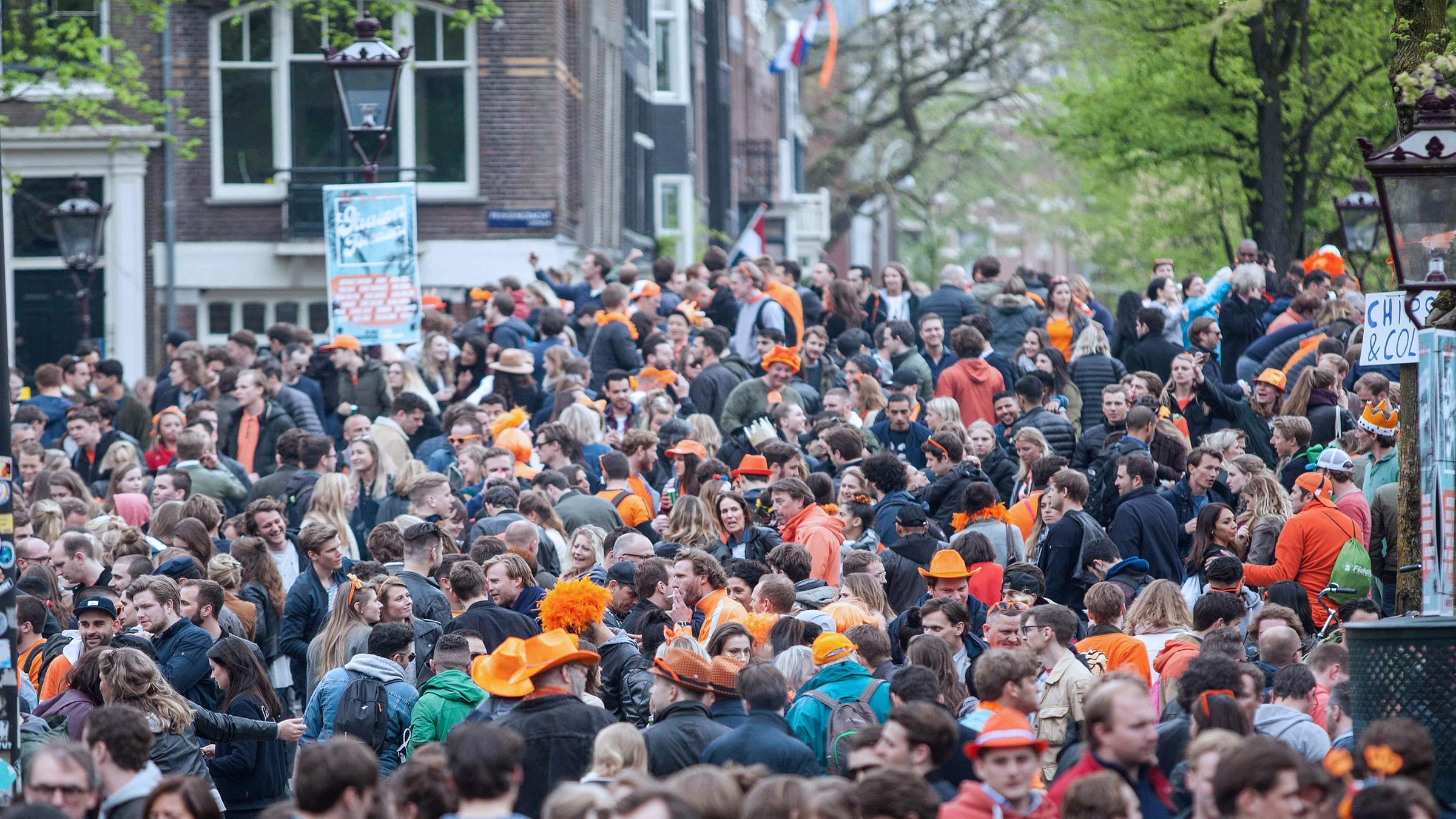 Archiv: Boote in Amsterdam zur Feier des Königstages 2018, aufgenommen am 27.04.2018