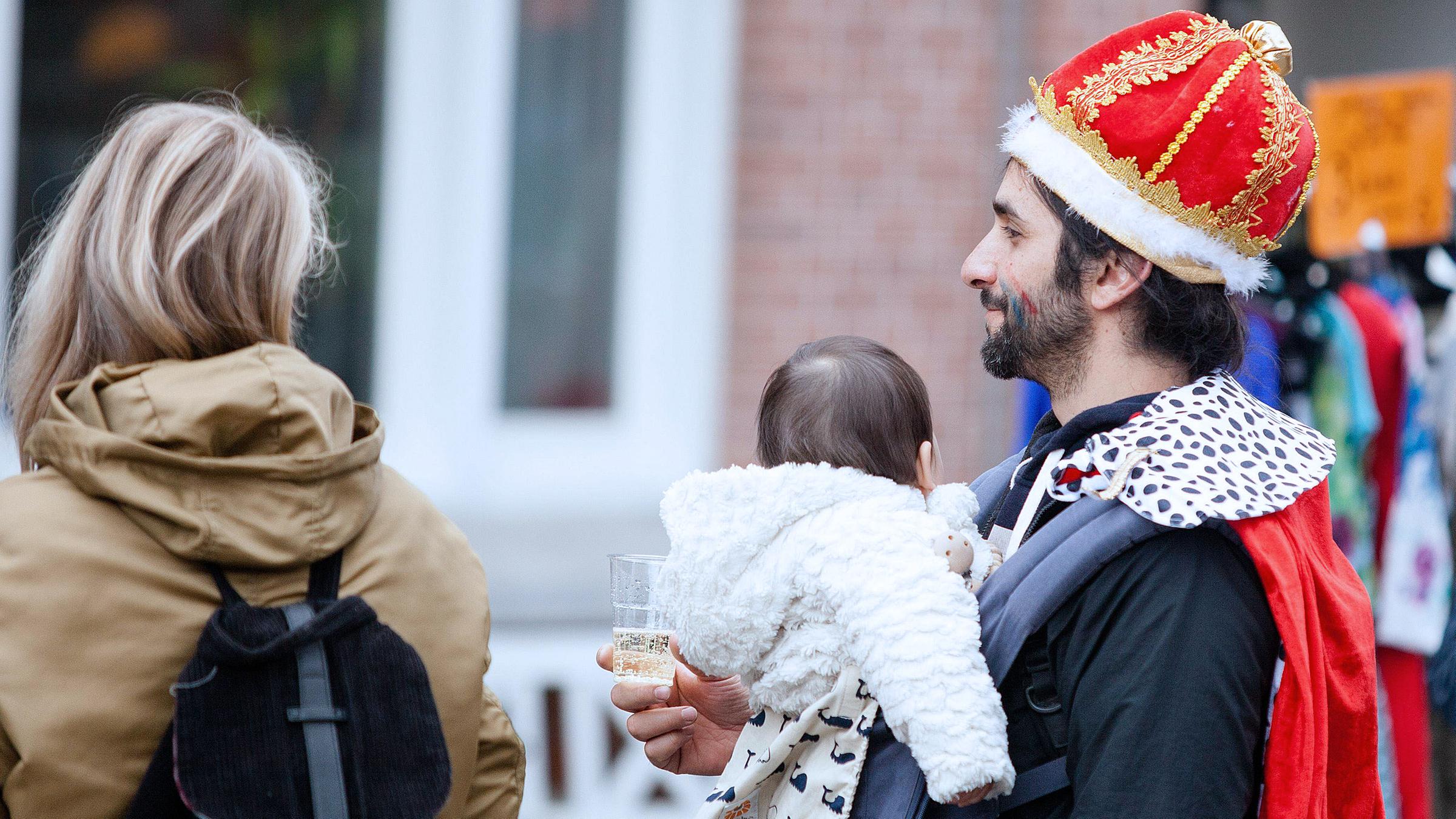 Archiv: Menschen in Amsterdam zur Feier des Königstages 2018, aufgenommen am 27.04.2018