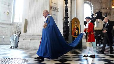 König Charles in Ordensrobe in der St. Paul‘s Cathedral
