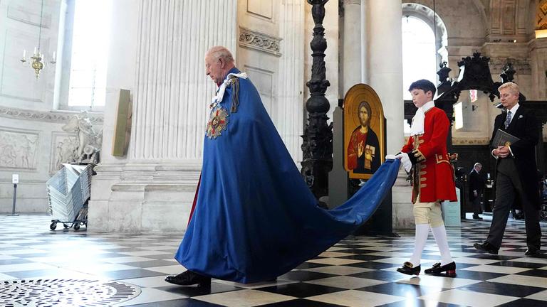 König Charles in Ordensrobe in der St. Paul‘s Cathedral