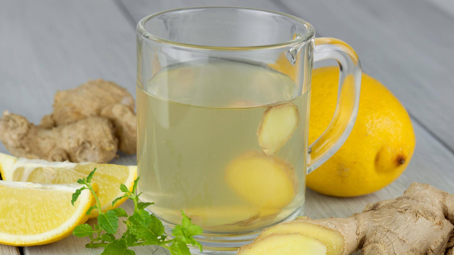 Tee mit Zitronenscheiben und Ingwer