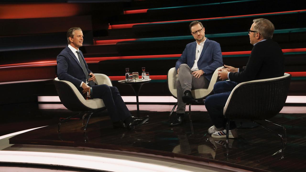 Sportjournalist Philipp Köster (r.) zu Gast in der Sendung von Markus Lanz.