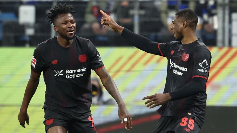 Leverkusens Christian Kofane (r.) bejubelt seinen Treffer