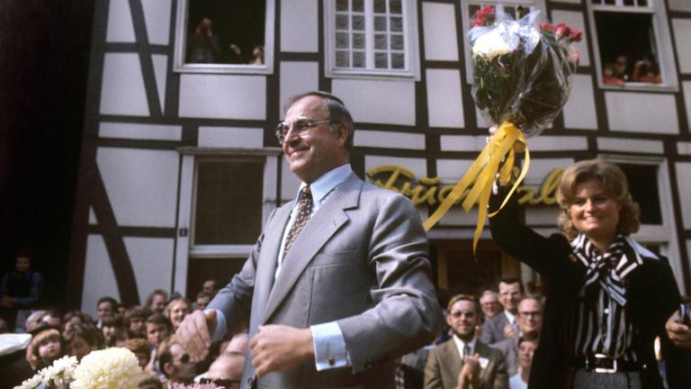 Helmut Kohl bei einer Wahlkampfveranstaltung in Werne 1976 mit seiner Ehefrau Hannelore