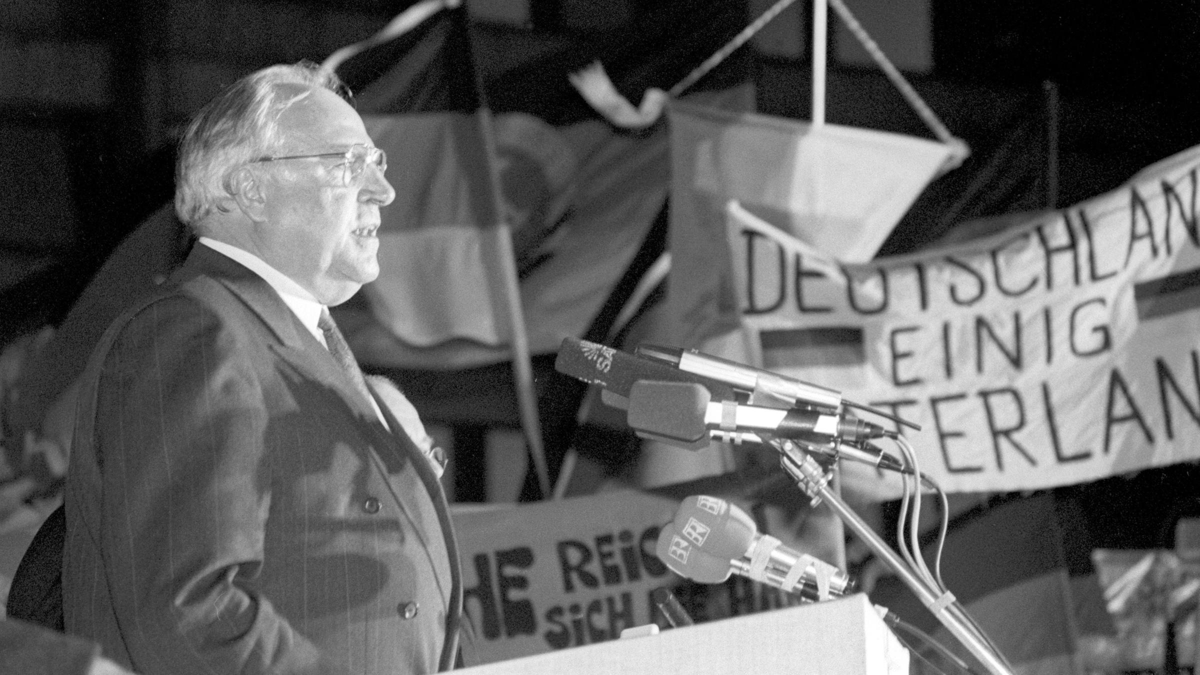 Helmut Kohl hält im Dezember 1989 vor der Frauenkirche in Dresden eine Rede zur Wiedervereinigung
