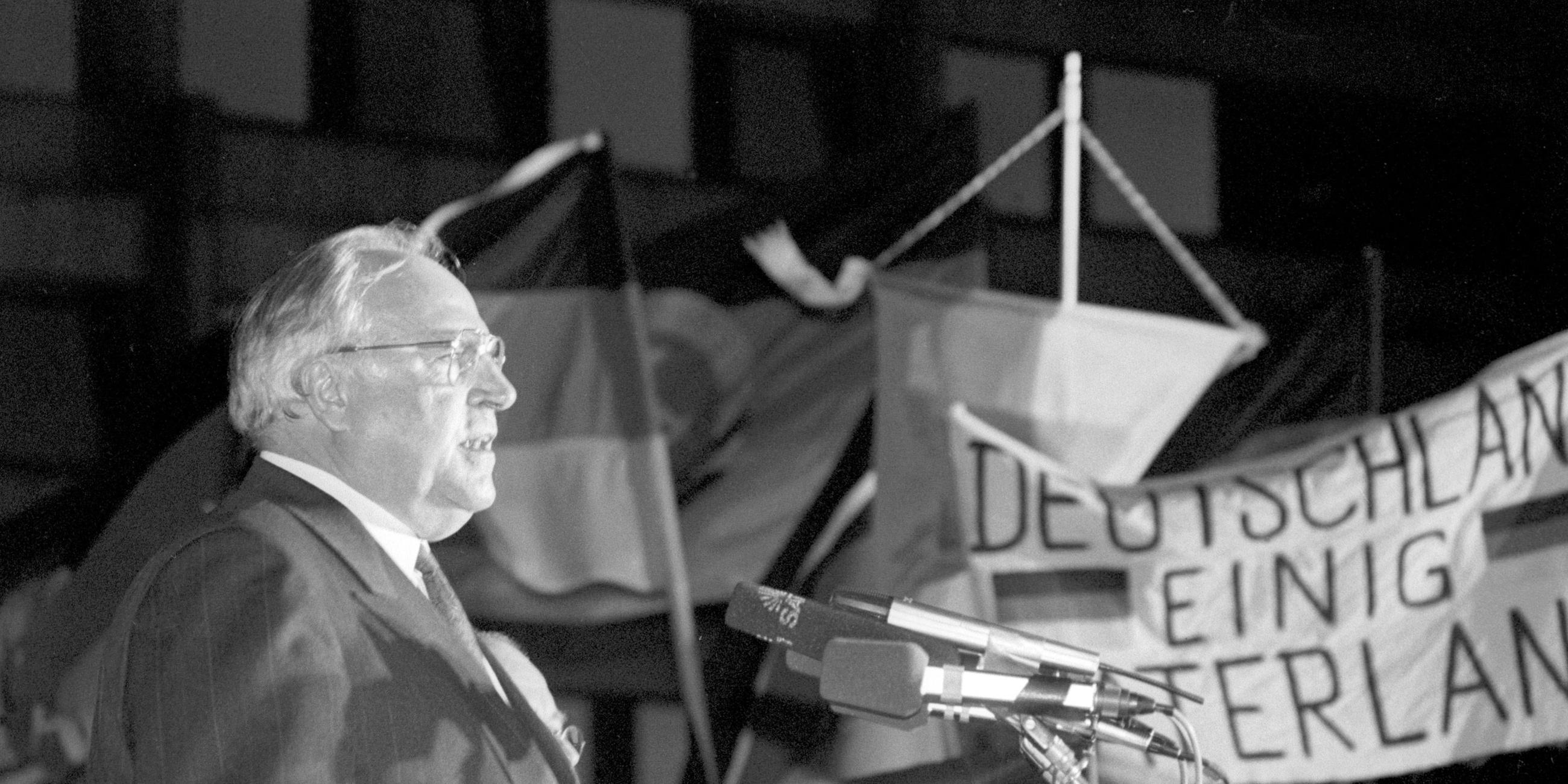 Helmut Kohl hält im Dezember 1989 vor der Frauenkirche in Dresden eine Rede zur Wiedervereinigung
