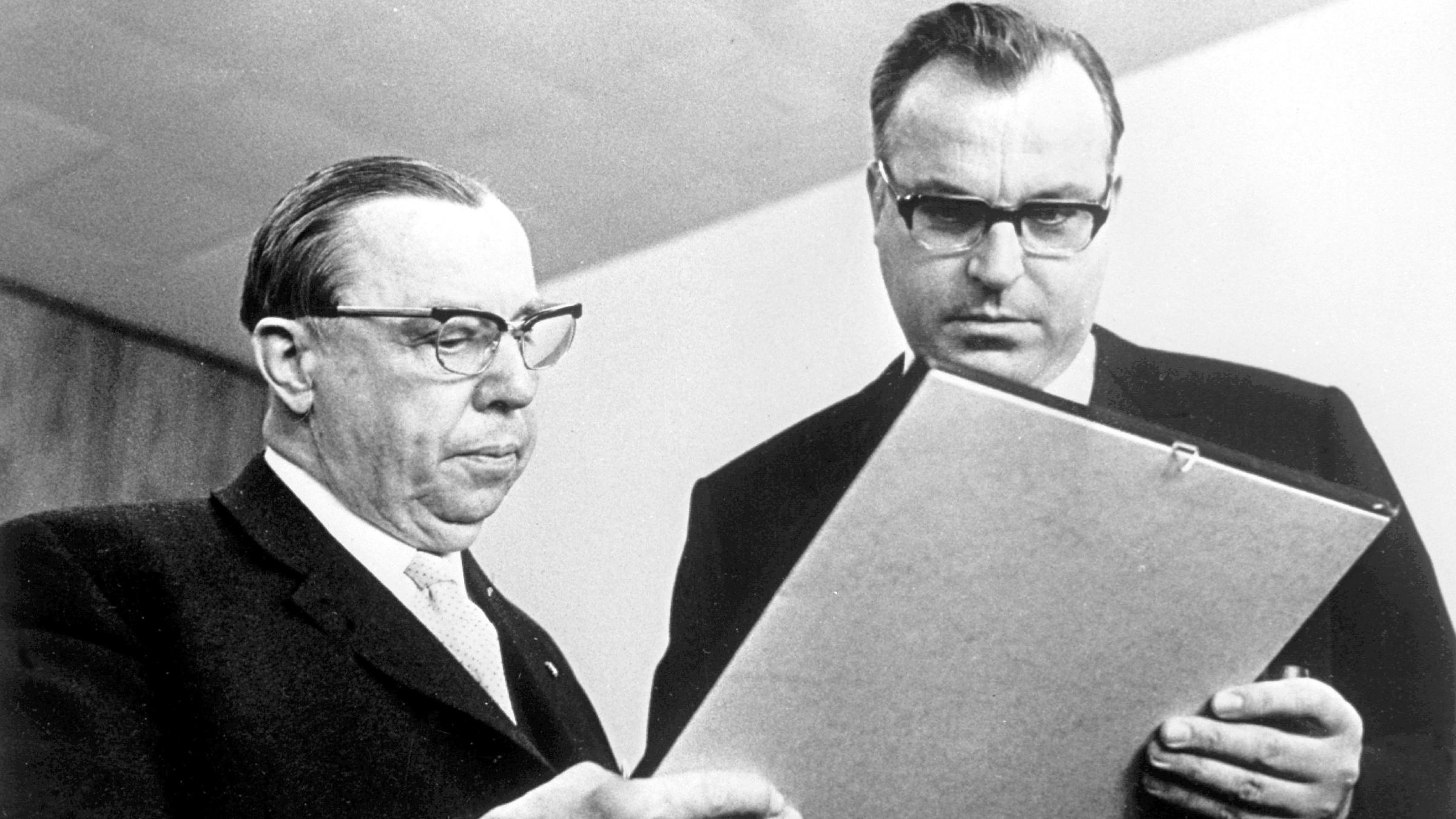 Helmut Kohl löst Peter Altmeier als Ministerpräsident von Rheinland-Pfalz ab.