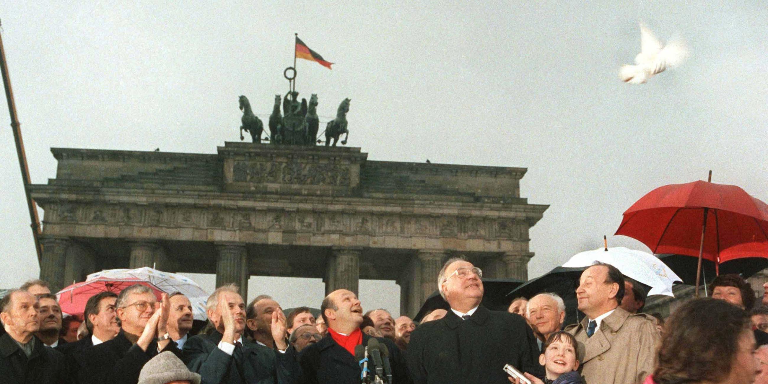 Helmut Kohl und DDR-Ministerpräsident Hans Modrow lassen Friedenstauben steigen.