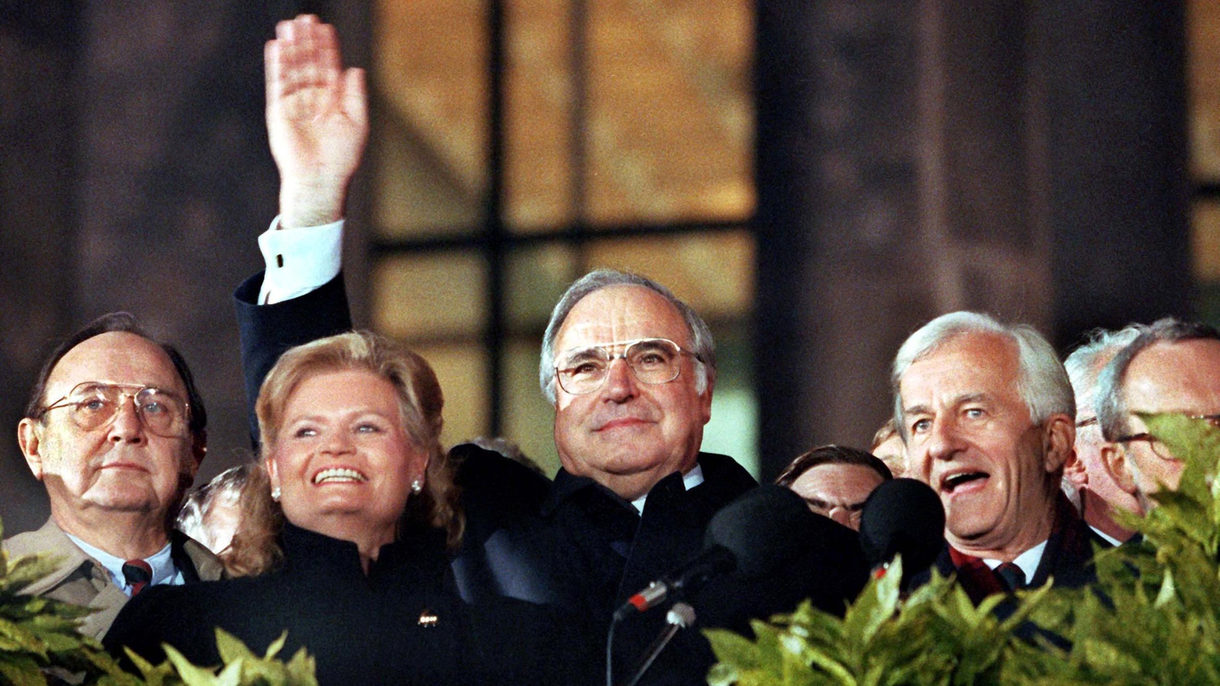 Helmut Kohl winkt zum Geläut der Freiheitsglocke von der Treppe des Berliner Reichstages
