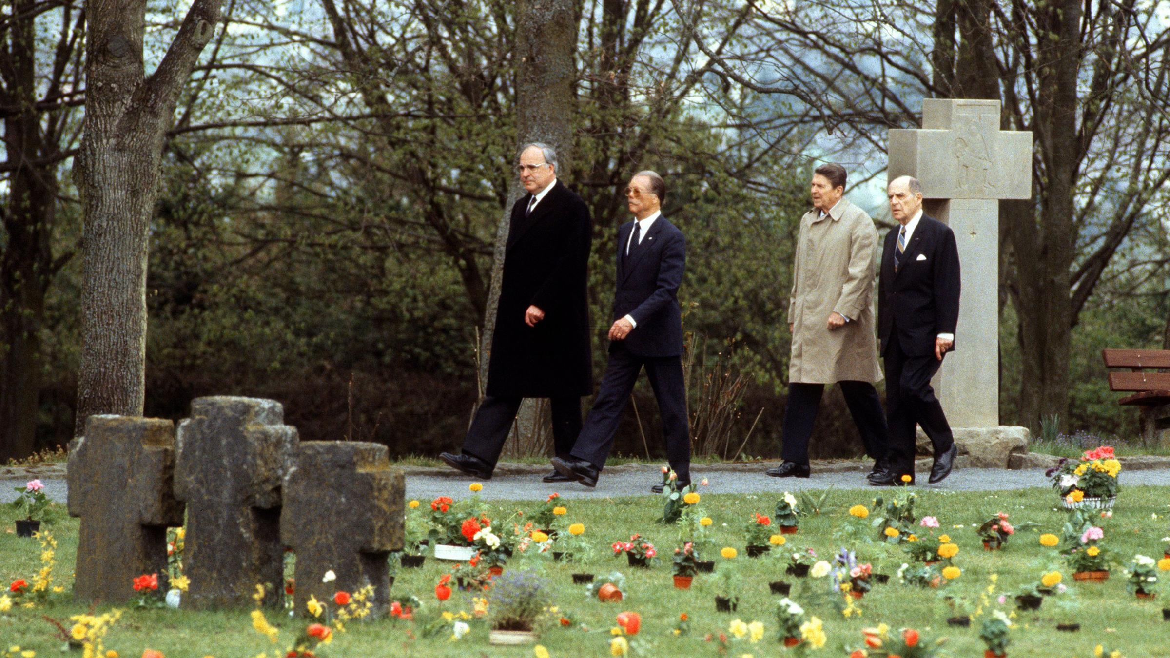 Helmut Kohl mit Ronald Reagan auf dem Sodatenfriedhof in Bitburg.