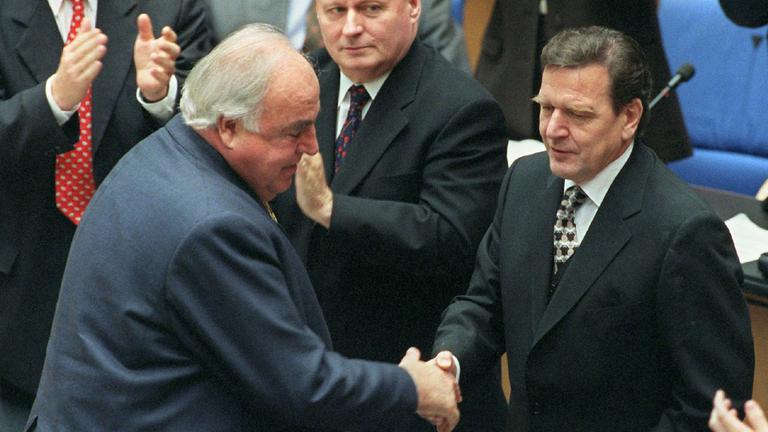 Helmut Kohl gratuliert Gerhard Schröder zum Wahlsieg