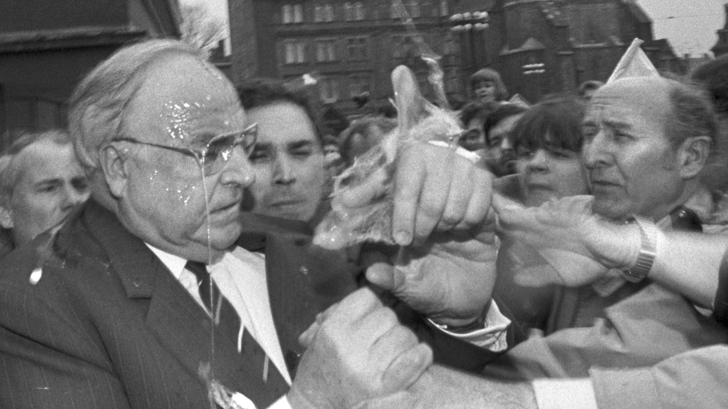 Helmut Kohl wird in Halle mit Eiern beworfen.
