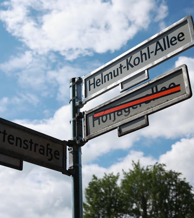 Ein Straßenschild zeigt den neuen Namen "Helmut-Kohl-Allee".